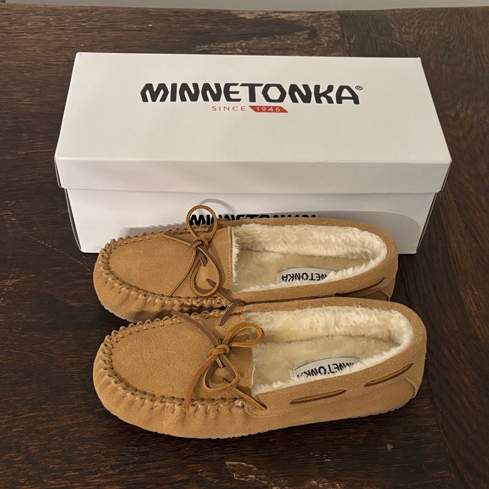 New in Box Minnetonka Lynda Trapper slippers. Sz 7